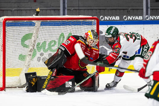 Luleås målvakt Sara Grahn och Frölundas Michelle Karvinen