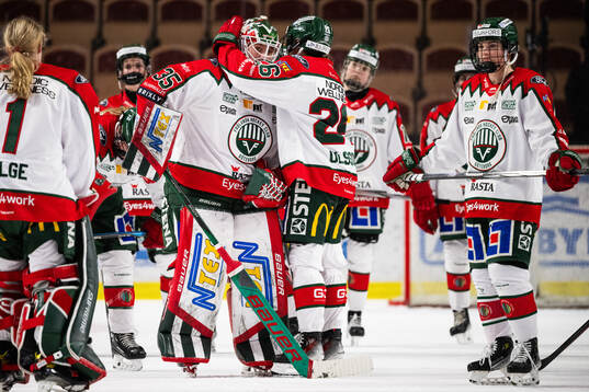 Frölundas målvakt Stephanie Neatby och Hanna Olsson deppar