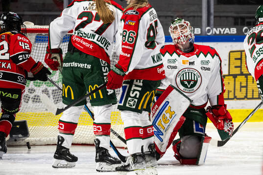 Frölundas målvakt Stephanie Neatby deppar