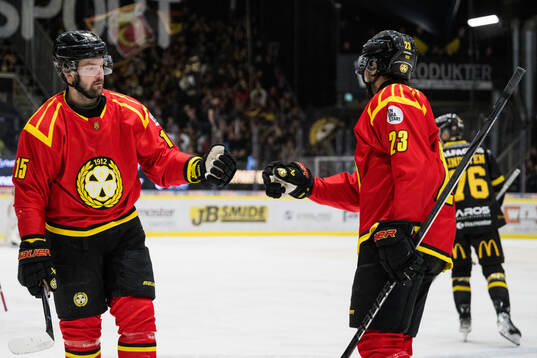 Brynäs Simon Bertilsson och Tyler Vesel jublar