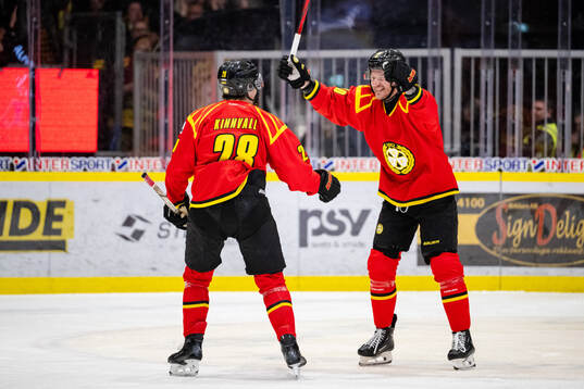 Brynäs Johannes Kinnvall och Miks Indrasis jublar