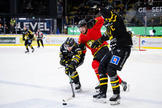 Brynäs Johannes Kinnvall i en kamp mot Västerås Jasper