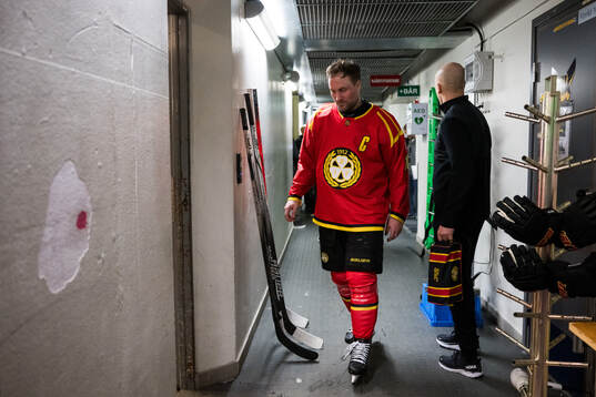 Brynäs Johan Larsson går in i omklädningsrummet