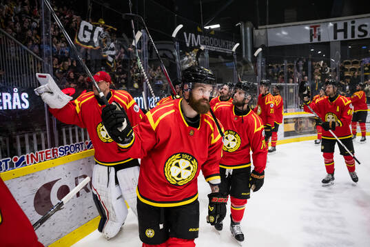 Brynäs Jordie Benn jublar