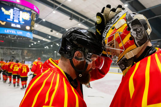 Brynäs Jordie Benn och målvakt Damian Clara jublar