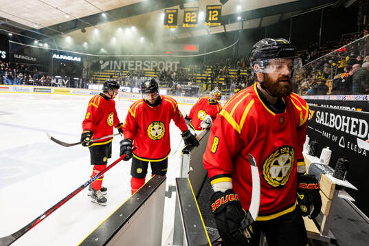 Brynäs Jack Kopacka och Jordie Benn lämnar isen