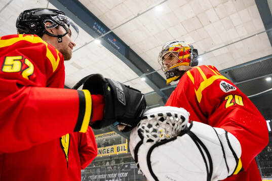 Brynäs Jack Kopacka och målvakt Damian Clara  jublar