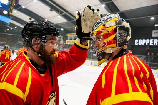 Brynäs Jordie Benn och målvakt Damian Clara  jublar