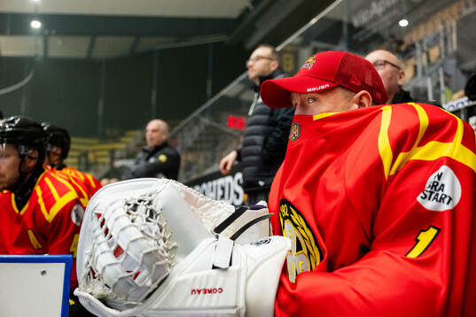 Brynäs målvakt Jared Coreau skyddar sig från röken
