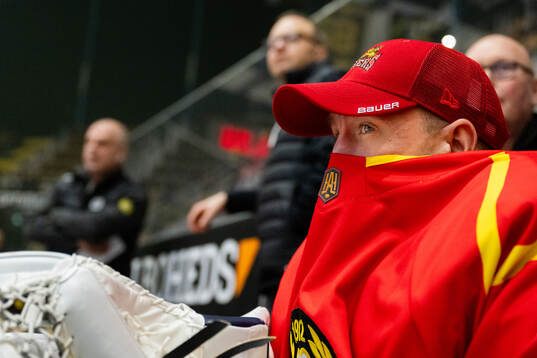 Brynäs målvakt Jared Coreau skyddar sig från röken