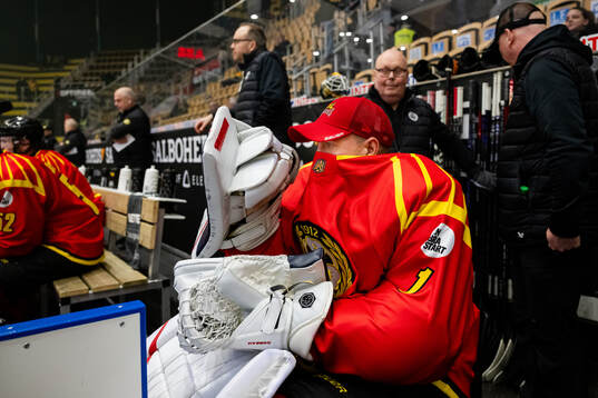 Brynäs målvakt Jared Coreau skyddar sig från röken