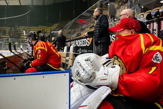 Brynäs målvakt Jared Coreau skyddar sig från röken