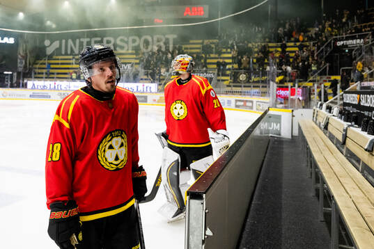 Brynäs Johannes Kinnvall och målvakt Damian Clara