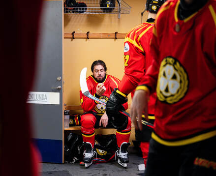 Brynäs Tyler Vesel inväntar att matchen ska återupptas