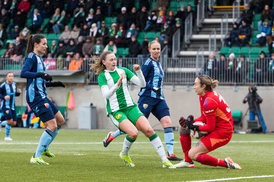 Hammarbys Vilde Hasund och Djurgårdens målvakt Katelin