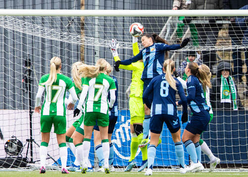 Hammarbys målvakt Anna Tamminen och Djurgårdens Beata