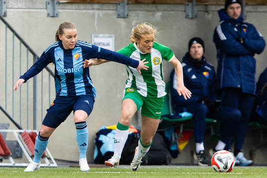 Djurgårdens Ebba Hed och Hammarbys Smilla Holmberg