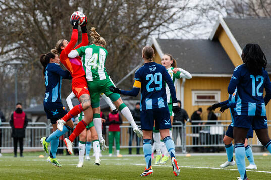 Djurgårdens målvakt Katelin Talbert  plockar ner bollen i