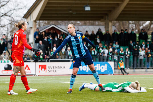 Djurgårdens målvakt Katelin Talbert och Matilda Plan tar