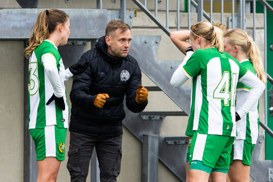 Hammarbys tränare Martin Sjögren instruerar bland annat