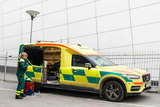 En ambuland med personal som förbereder sig innan