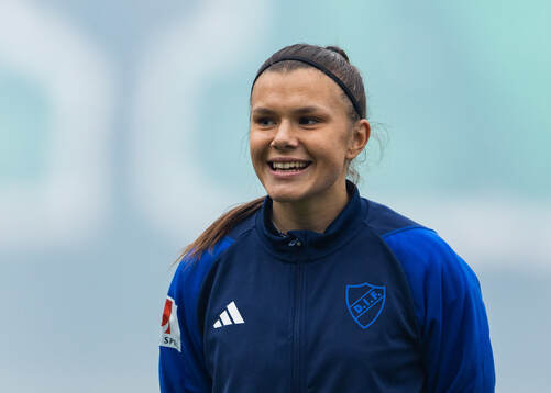Djurgårdens Alexsandra Lobanova  innan fotbollsmatchen i