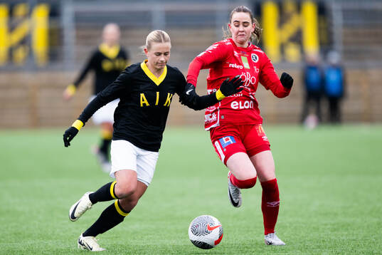 AIKs Olivia Lindstedt och Örebros Katla Maria Thordardottir