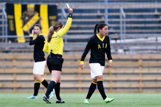 AIKs Michelle Rojas Flores tilldelas gult kort av Domare