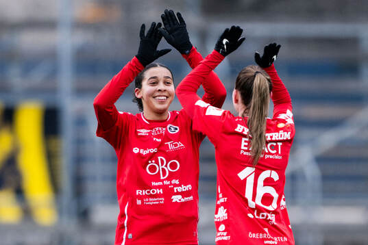 Örebros Ashley Michelle Barron jublar med Katla Maria