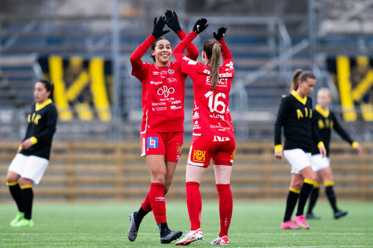 Örebros Ashley Michelle Barron jublar med Katla Maria