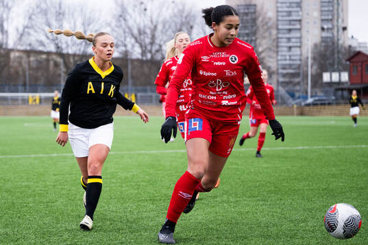 AIKs Villemo Dahlqvist och Örebros Ashley Michelle Barron