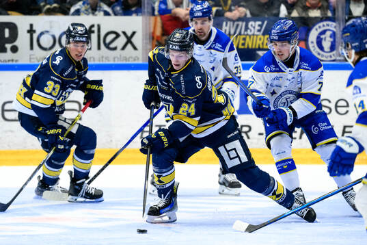 HV71s Oscar Fisker Molgaard och Leksands Marcus Karlberg