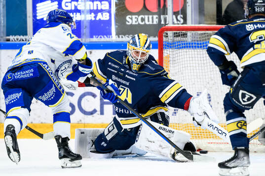 Leksands Lucas Elvenes och HV71s målvakt Frederik Dichow