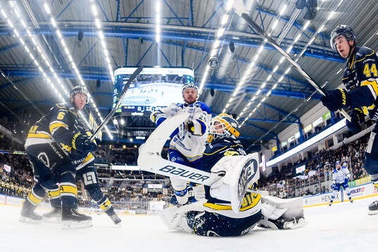 Leksands Lucas Elvenes och HV71s målvakt Frederik Dichow
