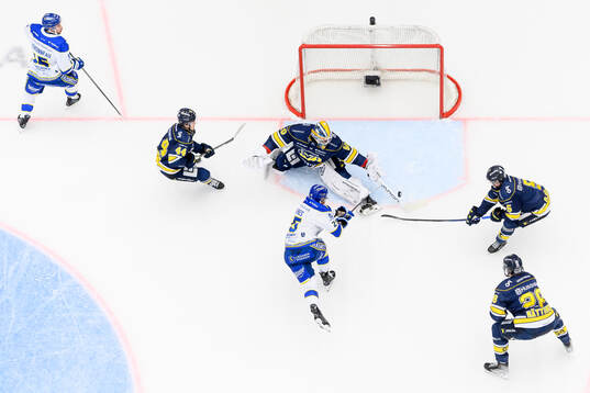 HV71s målvakt Frederik Dichow mot Leksands Lucas Elvenes