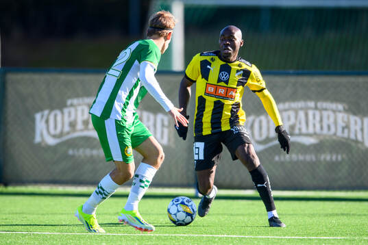 Hammarbys Markus Karlsson och Häckens Edward Chilufya