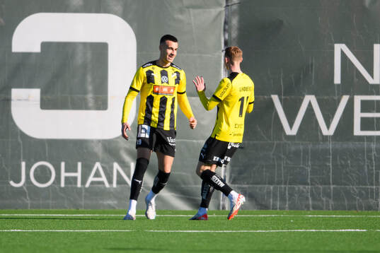 Häckens Srdjan Hrstic och Julius Lindberg jublar