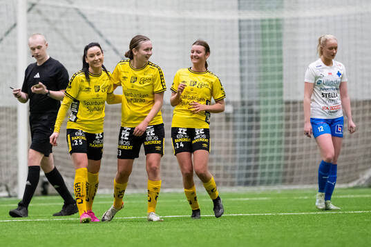 Elfsborgs Izabella Bergström jublar med Ellen Nilsson och