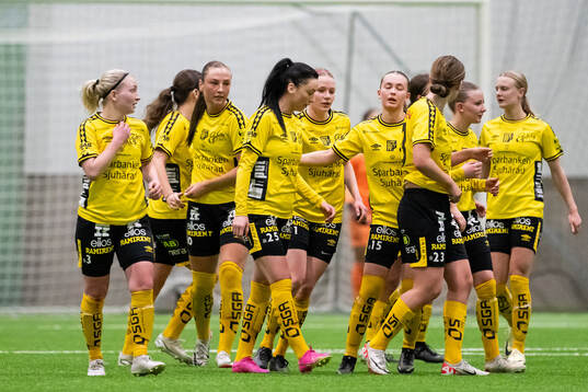 Elfsborgs Izabella Bergström jublar med lagkamrater