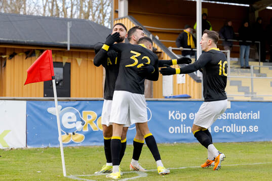 AIKs Omar Faraj jublar med Ioannis Pittas, Rui Modesto och