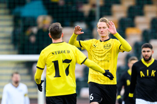 Mjällbys Alexander Johansson jublar med Elliot Stroud