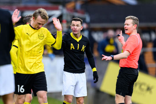 Mjällbys Alexander Johansson och AIKs Bersant Celina och