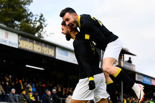 AIKs Ioannis Pittas och Omar Faraj jublar