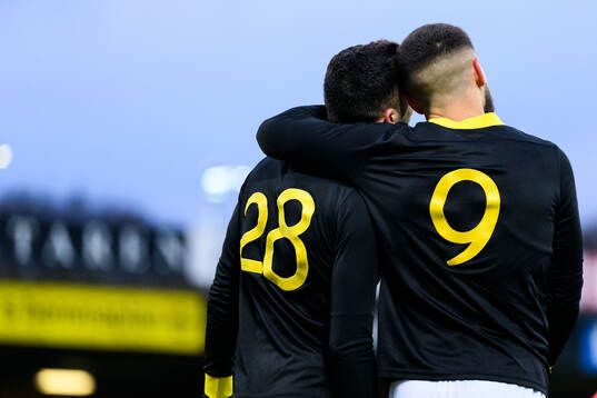 AIKs Ioannis Pittas och Omar Faraj jublar