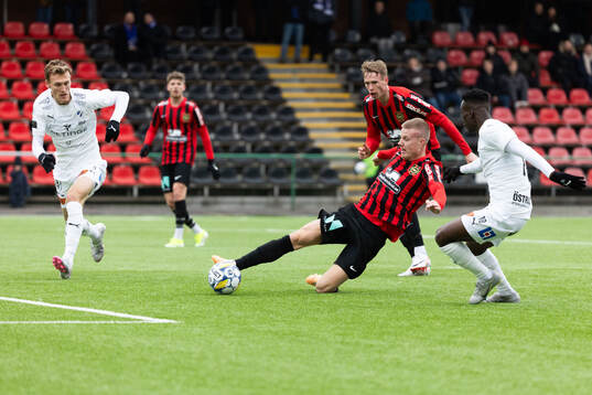 Brommapojkarnas Eric Björkander mot Halmstads Viktor