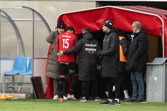Brommapojkarnas Paya Pichkah tilldelas rött kort och