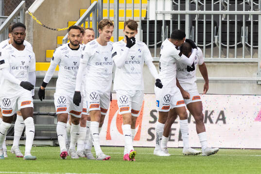 Halmstads Phil Ofosu-Ayeh jublar med lagkamrater