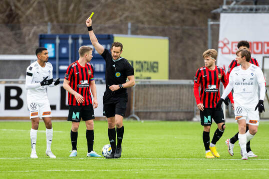 Halmstads Amir Al-Ammari får gul kort av domare Victor Wolf