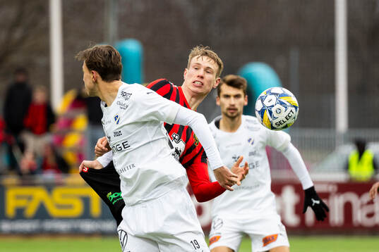 Brommapojkarnas Torbjörn Lysaker Heggem och Halmstads Alex