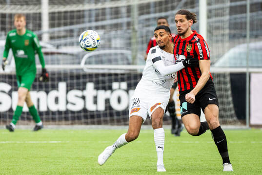Halmstads Amir Al-Ammari och Brommapojkarnas Nikola Vasic
